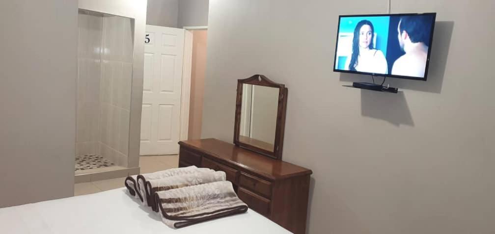 The Graceland Guesthouse Bluff Hill Esterno foto